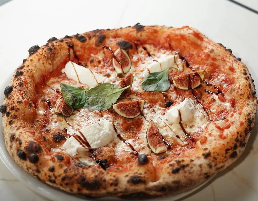 Pizza with figs and burrata