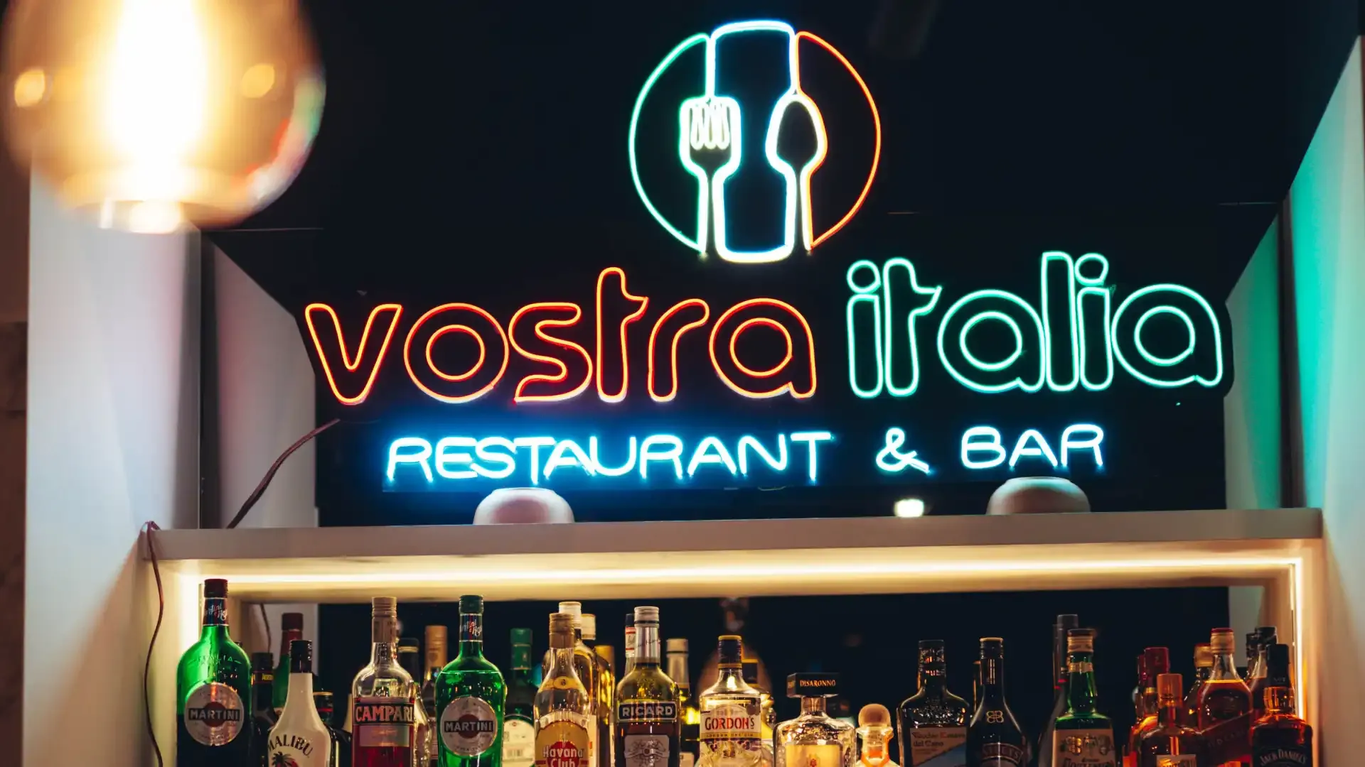 Le bar de Vostra Italia et son enseigne